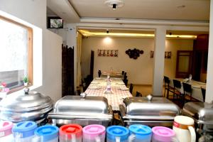 Гостиная зона в Hotel Valna Estate Himalyan View Kausani By HRG