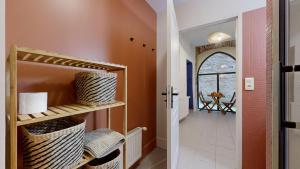 カオールにあるexpat renting - La Muse et Vous - Cozy - Wifiの廊下のある部屋に通じるドアがある家の廊下 +42枚の写真