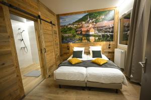 En eller flere senge i et værelse på Privatisez un ancien hôtel Gîte de groupe La Truite d Or au bord de la rivière à partir de 39 euros pers nuit + 73 billeder