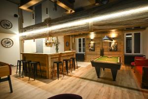 Billardbord på Privatisez un ancien hôtel Gîte de groupe La Truite d Or au bord de la rivière à partir de 39 euros pers nuit