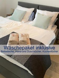 ein Schlafzimmer mit einem Bett mit Handtüchern darauf in der Unterkunft Heimathafen Dieksee in Malente