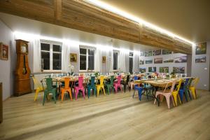 En restaurant eller et andet spisested på Privatisez un ancien hôtel Gîte de groupe La Truite d Or au bord de la rivière à partir de 39 euros pers nuit