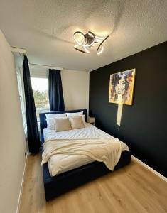 Ένα ή περισσότερα κρεβάτια σε δωμάτιο στο Cozy Escape Lodge l Free Parking I View