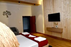 Телевизор и/или развлекательный центр в Hotel Valna Estate Himalyan View Kausani By HRG +29 фотографий