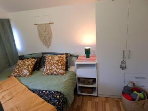 una piccola camera da letto con un letto e un comodino di Boho House 5 camp Terme Catez with promotional tickets prices a Čatež ob Savi Altre 28 foto