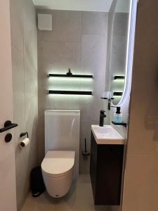 Ένα μπάνιο στο Cozy Escape Lodge l Free Parking I View +3 φωτογραφίες