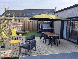 En terrasse eller udendørsområde på Gîte L Olivier confort, détente avec jacuzzi à 4km de la plage- Cap Fréhel
