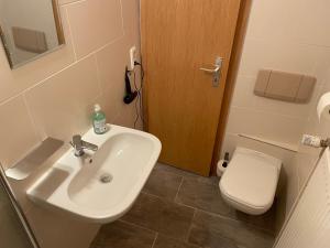 Vannituba majutusasutuses Kleines Ferienhaus in Lauenburg +11 fotot