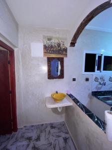 een badkamer met een gele kom op de wastafel bij Adrar N Darn Guesthouse in Taroudant