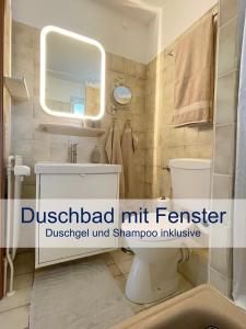 ein Badezimmer mit Waschbecken und Spiegel in der Unterkunft Heimathafen Dieksee in Malente