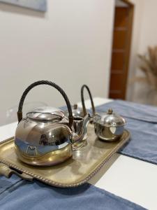 una bandeja con dos teteras en una mesa en Continente Boutique, en San Clemente del Tuyú 23 fotos más