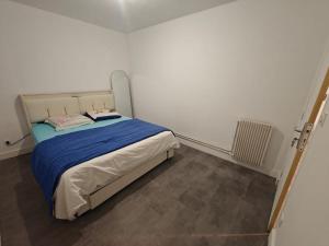 a small bedroom with a bed with a blue blanket at Cozy T3 & Parking - Moulin à Vent in Perpignan