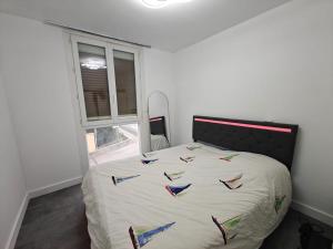 a bedroom with a bed with birds on it at Cozy T3 & Parking - Moulin à Vent in Perpignan