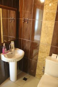 Un baño de Gvar Apart Hotel 9 fotos más