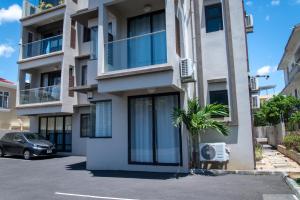 a building with a car parked in front of it at Paradis des Anges Appartement in Triolet