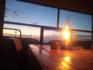 达纳Alnwatif Gate guest house Dana nature reserve的窗前带蜡烛的桌子