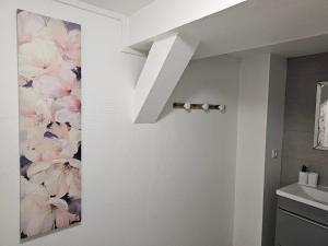 ジョワニーにあるAu Refuge Hyper centre Joignyの壁にピンクの花の壁画が描かれたバスルーム