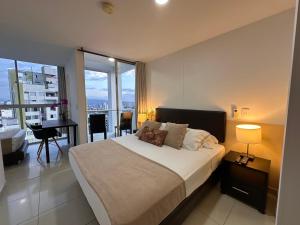 En eller flere senge i et værelse på Amoblados Casa de Pinos Bucaramanga + 48 billeder