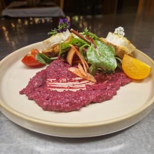 L'auberge de l'ancienne scierie في Charix: طبق من الطعام على طاولة