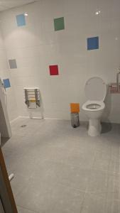 L'auberge de l'ancienne scierie في Charix: حمام مع مرحاض في الغرفة +32 صورة