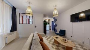 カオールにあるexpat renting - La Muse et Vous - Cozy - Wifiのソファとテーブルのあるリビングルーム