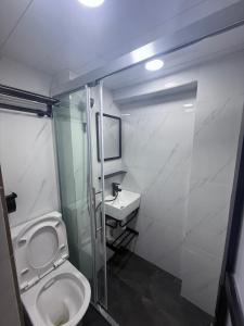 Ένα μπάνιο στο 香港市中心尖沙咀旺角溫馨公寓c