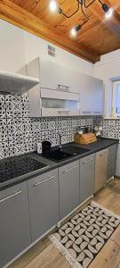 O bucătărie sau chicinetă la Willa Baśka