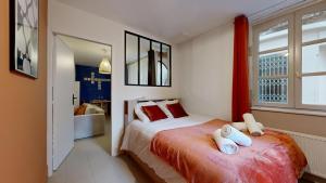 カオールにあるexpat renting - La Muse et Vous - Cozy - Wifiのベッドルーム1室(赤い枕のベッド1台、窓付)