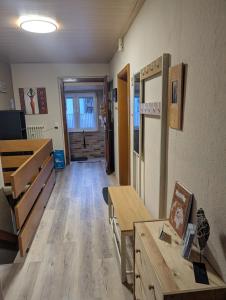 Bad EndbachにあるZum alten Schusterhausのウッドフロアの客室とテーブル付きの客室を提供しています。 +19枚の写真