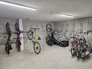 un tas de vélos garés dans un garage dans l'établissement Apartament Przy Parkowej w centrum Niechorza blisko plaży, à Niechorze