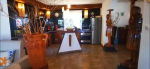 Eine Küche mit einem Tisch und zwei Vasen auf dem Boden in der Unterkunft OROKA EDEN in Ambondrona