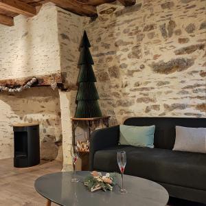 Gite de charme à Guipry Messac في Guipry-Messac: غرفة معيشة مع أريكة وشجرة عيد الميلاد