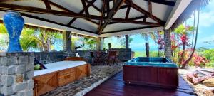 ein Zimmer mit Whirlpool auf einer Terrasse in der Unterkunft OROKA EDEN in Ambondrona