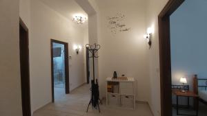 a hallway with a room with a wall at apartamento "il sole", 2 Balkone, Arbeitsplatz, WIFI in Penne