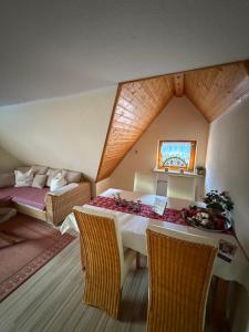 Ferienwohnung Hänel في Antonshöhe: غرفة بها سرير وطاولة وكراسي