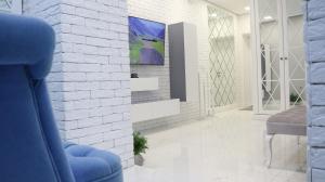sala de estar con TV en una pared de ladrillo blanco en Heart of Chișinău, en Chişinău