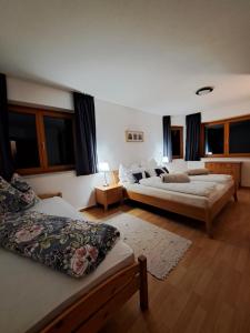 Ένα ή περισσότερα κρεβάτια σε δωμάτιο στο Ferienwohnung Haus Ebner