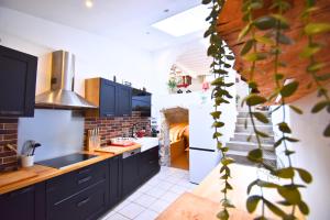 Kuchyň nebo kuchyňský kout v ubytování Chambly Green Family House