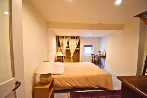 Postel nebo postele na pokoji v ubytování Chambly Green Family House