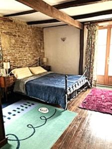 Postel nebo postele na pokoji v ubytování Grande maison en pierre 12 pers 6 chambres 5 SDB piscine