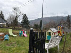 Phong cảnh thiên nhiên gần nhà gỗ