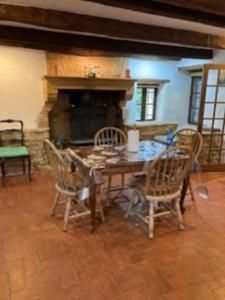 Foto dalla galleria di Grande maison en pierre 12 pers 6 chambres 5 SDB piscine a Exoudun