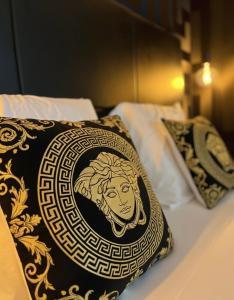 Giường trong phòng chung tại Suite Donatella avec accès Piscine