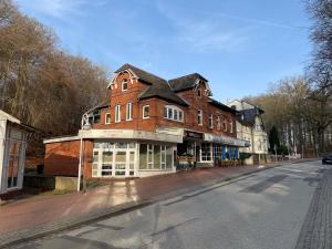 Un gran edificio de ladrillo al costado de una calle. en NEU! Gruppenurlaub mit Sauna im Plöner Seengebiet, en Malente
