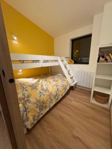 Giường trong phòng chung tại Le Chalet