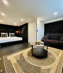 Giường trong phòng chung tại Suite Donatella avec accès Piscine