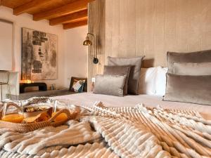 Un dormitorio con una cama con una manta encima. en Canaryislandshost l The Sky Suites, en Tinajo 26 fotos más