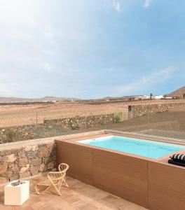 una piscina en medio del desierto en Canaryislandshost l The Sky Suites, en Tinajo