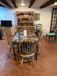 Foto dalla galleria di Grande maison en pierre 12 pers 6 chambres 5 SDB piscine a Exoudun