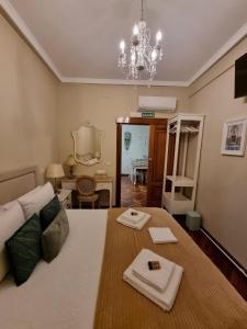 Casa de Lorca في ألكالا دي إيناريس: غرفة بها سرير وطاولة وثريا